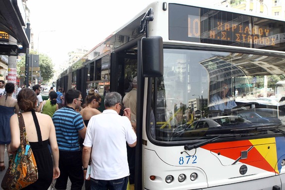 Θεσσαλονίκη: Επίθεση σε τρία λεωφορεία του ΟΑΣΘ από οπαδούς του ΠΑΟΚ