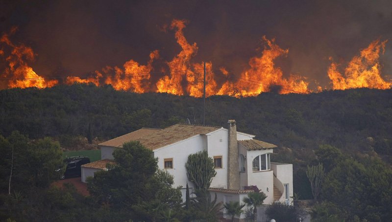 Ισπανία: 1.400 άνθρωποι απομακρύνθηκαν από τουριστικά θέρετρα, λόγω πυρκαγιάς