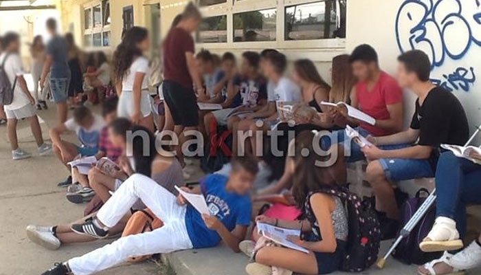 Ντροπή: Μαθητές στο Ηράκλειο κάνουν μάθημα σε… παγκάκια (εικόνες-video)