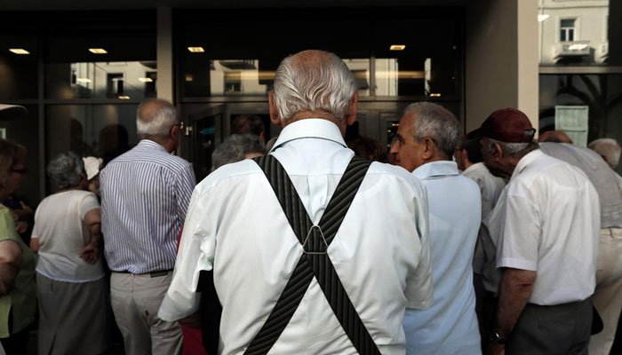 Συγκέντρωση συνταξιούχων έξω από τα γραφεία του ΕΤΕΑ