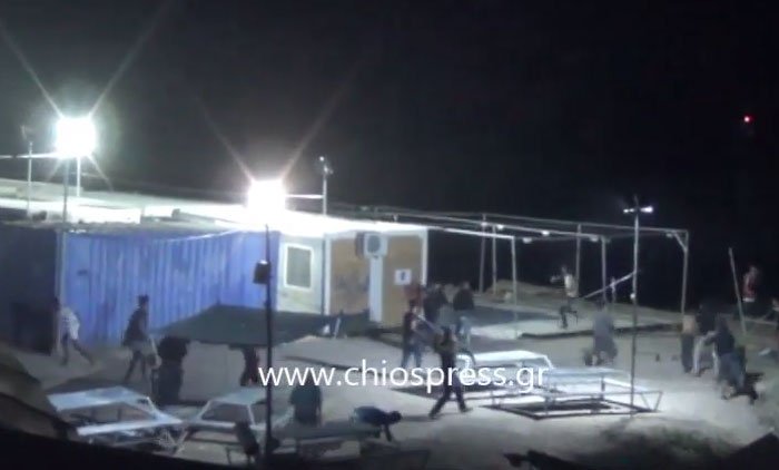 Άγρια επεισόδια και πετροπόλεμος μεταξύ μεταναστών στη Χίο (video)