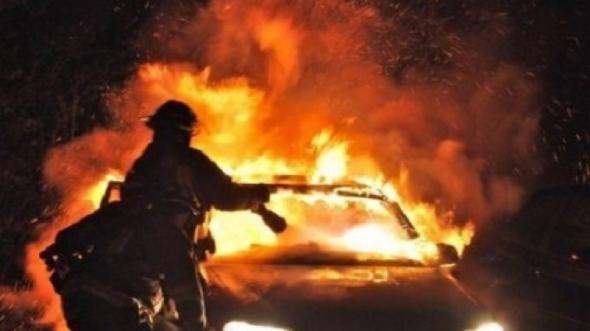Άρπαξε φωτιά αμάξι στη Γλυφάδα -Ενδείξεις για εμπρησμό