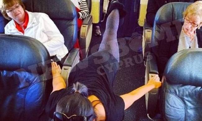 Μη σου τύχει τέτοια συνεπιβάτιδα στο αεροπλάνο! Απίστευτες εικόνες!