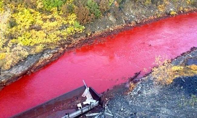 Δεν πίστευαν στα μάτια τους: Ποτάμι στη Ρωσία έγινε... κόκκινο! (photos)
