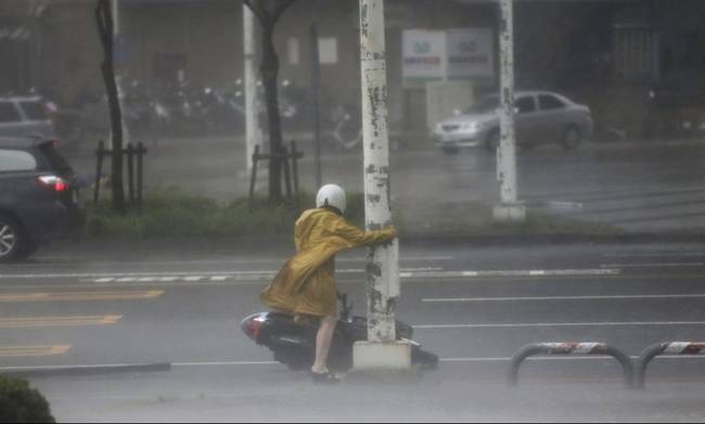 Φονικός τυφώνας χτύπησε την Κίνα (φωτό)