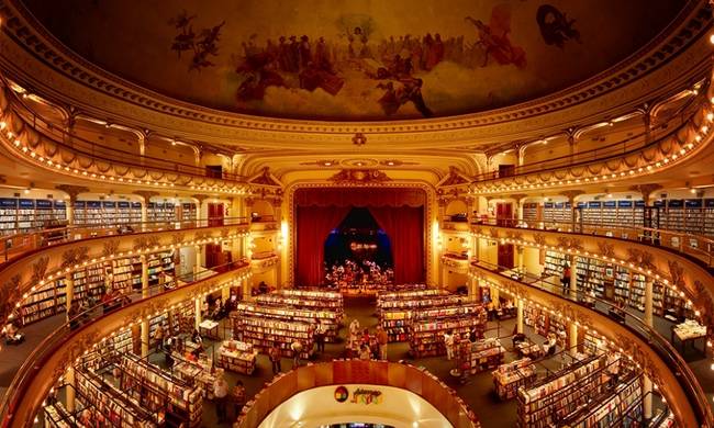 Εντυπωσιακό: Θέατρο 100 ετών μετατράπηκε σε ένα υπέροχο βιβλιοπωλείο (εικόνες)