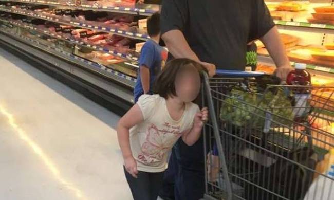 Οχάιο: Πατέρας έσερνε από τα μαλλιά την κόρη του σε σούπερ μάρκετ