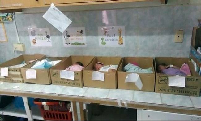 Σε χαρτόκουτα κοιμούνται τα νεογέννητα μωρά σε νοσοκομείο της Βενεζουέλας (pic)