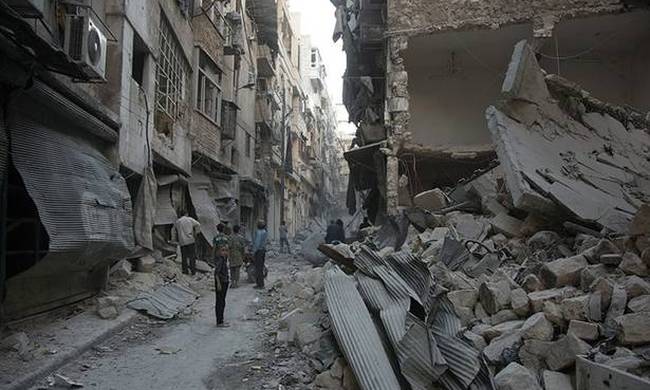 Εικόνα σοκ στο Χαλέπι: Μητέρα και παιδιά νεκροί στα ερείπια βομβαρδισμένου κτηρίου