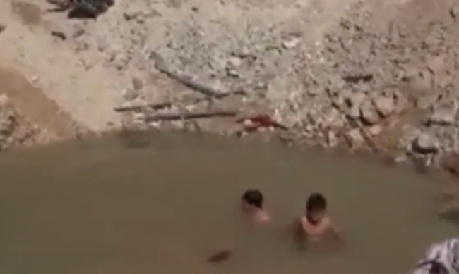 Η ελπίδα αναδύεται μέσα από λουτρό αίματος στο Χαλέπι: Παιδιά κολυμπούν σε κρατήρες από βόμβες (vid)