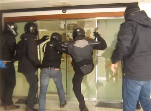 Η στιγμή της επίθεσης του Ρουβίκωνα στα διόδια Κιάτου (βίντεο)