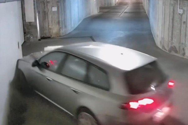 Μεθυσμένος οδηγός κάνει οχτάρια σε γκαράζ (video)