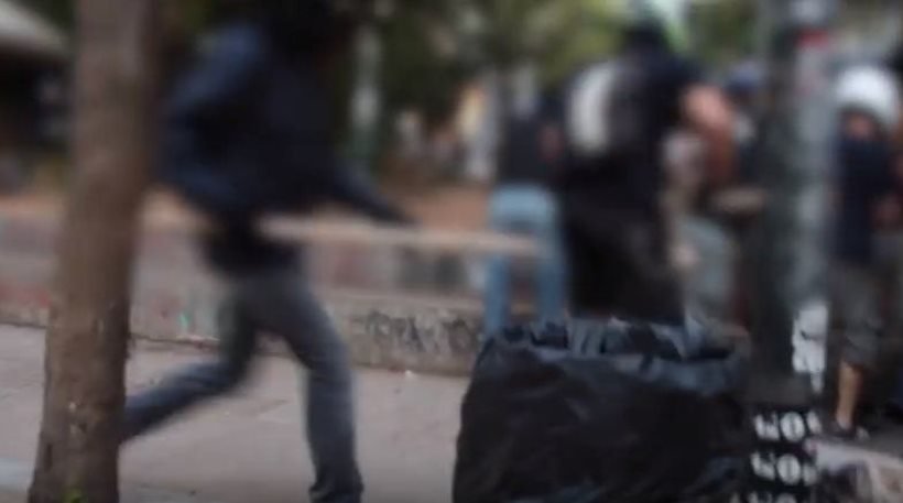 Εξάρχεια: Αντιεξουσιαστές εκδιώκουν διακινητές ναρκωτικών από την πλατεία (βίντεο)