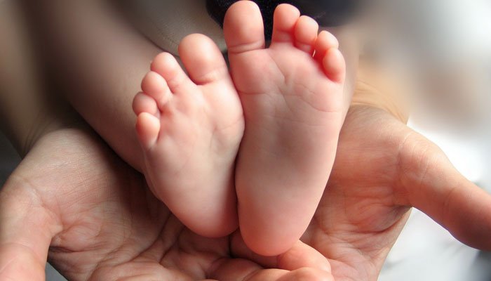 Γεννήθηκε το πρώτο μωρό στον κόσμο από τρεις γονείς!