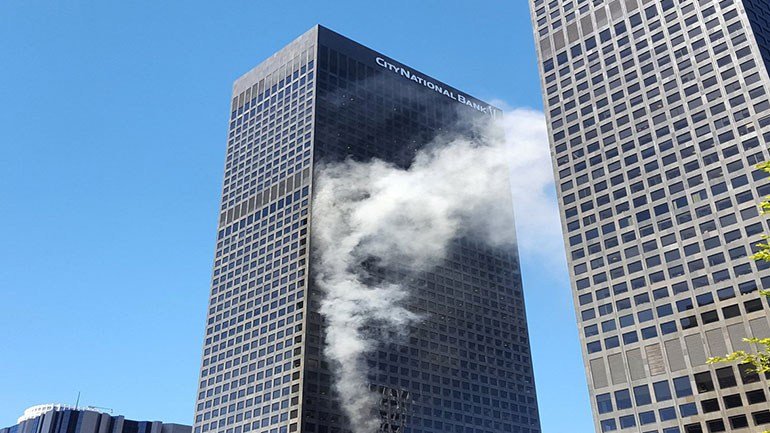 ΤΩΡΑ στο Λος Άντζελες: Καπνοί στον ουρανοξύστη της Εθνικής Τράπεζας