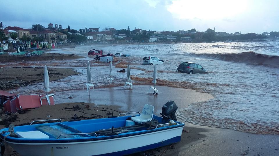Εικόνες που έγιναν viral- Στούπα Μεσσηνίας: Τα αυτοκίνητα κατέληξαν μέσα στη θάλασσα