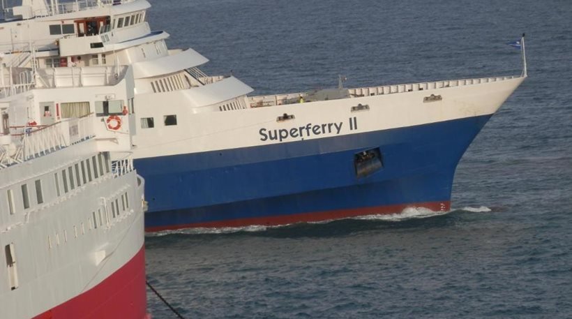 Πρόσκρουση του επιβατηγού Super Ferry II στο λιμάνι της Άνδρου