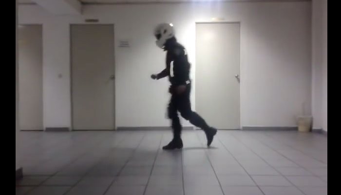 Viral: Αστυνομικός της ομάδας ΔΙΑΣ (;) χορεύει Μάικλ Τζάκσον (video)
