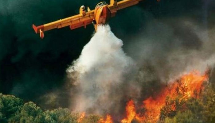 Φθιώτιδα: Σε εξέλιξη μεγάλη πυρκαγιά στην κορυφογραμμή του Καλλιδρόμου