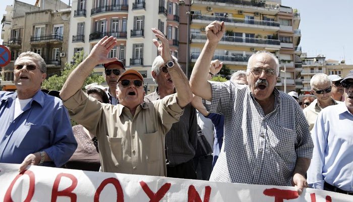 Διαμαρτυρία συνταξιούχων στο κέντρο της Αθήνας για τις περικοπές στις συντάξεις