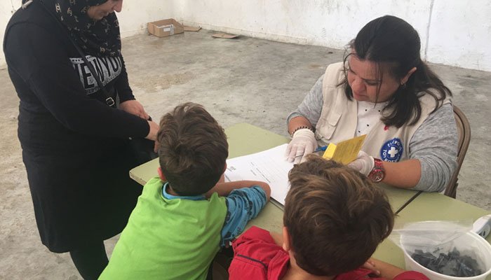 Οι «Γιατροί του Κόσμου» εμβολιάζουν τα προσφυγόπουλα στα Διαβατά