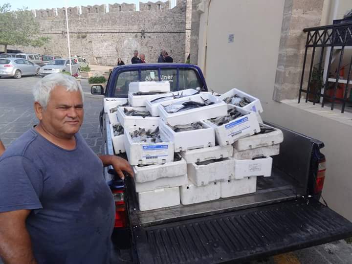Μουσουλμάνος καπετάνιος μοίρασε 1000 κιλά ψάρια στους φτωχούς στη Ρόδο