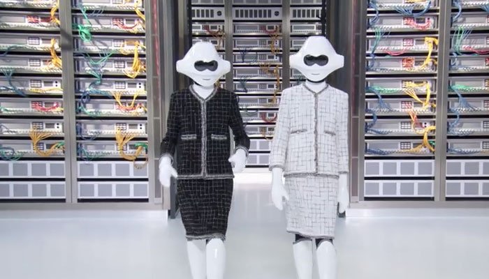 Το είδαμε και αυτό: Μοντέλα-"ρομπότ" στην πασαρέλα της Chanel (video)
