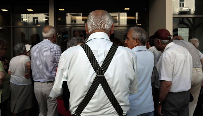 Έρχονται νέες περικοπές για τους συνταξιούχους: Εξετάζεται μείωση του ΕΚΑΣ για το 2017