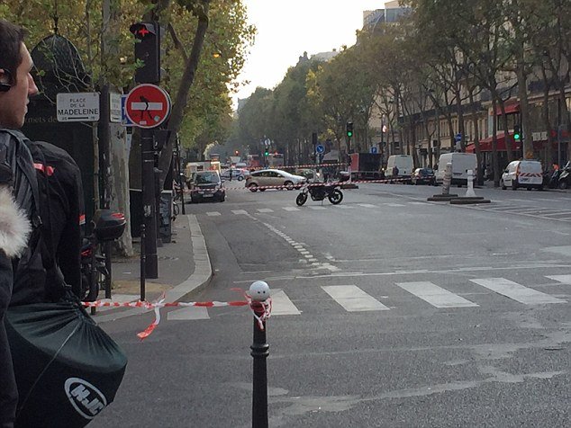 Συναγερμός στο Παρίσι - Βρέθηκε βόμβα σε κεντρική λεωφόρο (εικόνες)