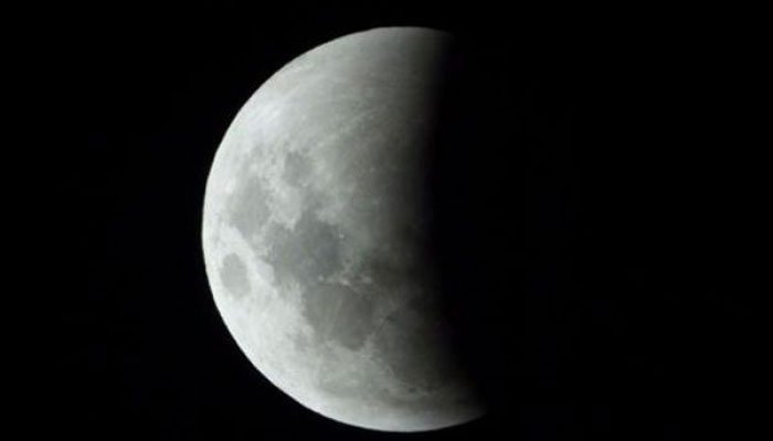 Ανακάλυψη: Η Σελήνη «ανακυκλώνει» την επιφάνειά της κάθε 80.000 χρόνια