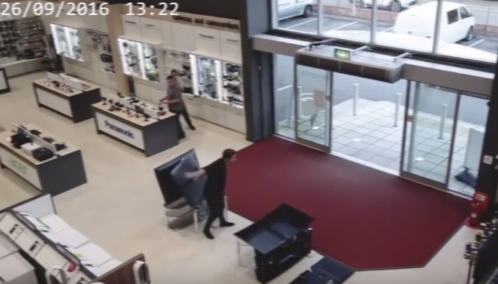 Viral: Ατσούμπαλος πελάτης κατέστρεψε με μία κίνηση τηλεοράσεις αξίας 5.500 ευρώ! (video)