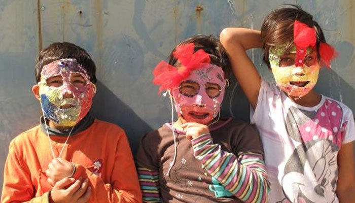 Προσφυγόπουλα κατασκεύασαν και ζωγράφισαν θεατρικές μάσκες (εικόνες)