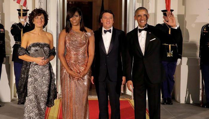 Τελευταίο επίσημο δείπνο για το ζεύγος Ομπάμα στον Λευκό Οίκο - Έλαμψε με φόρεμα Versace η Μισέλ (εικόνες)