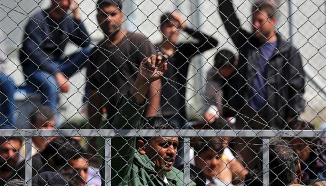Πρόσφυγες απέκλεισαν τις εισόδους του hotspot της ΒΙΑΛ