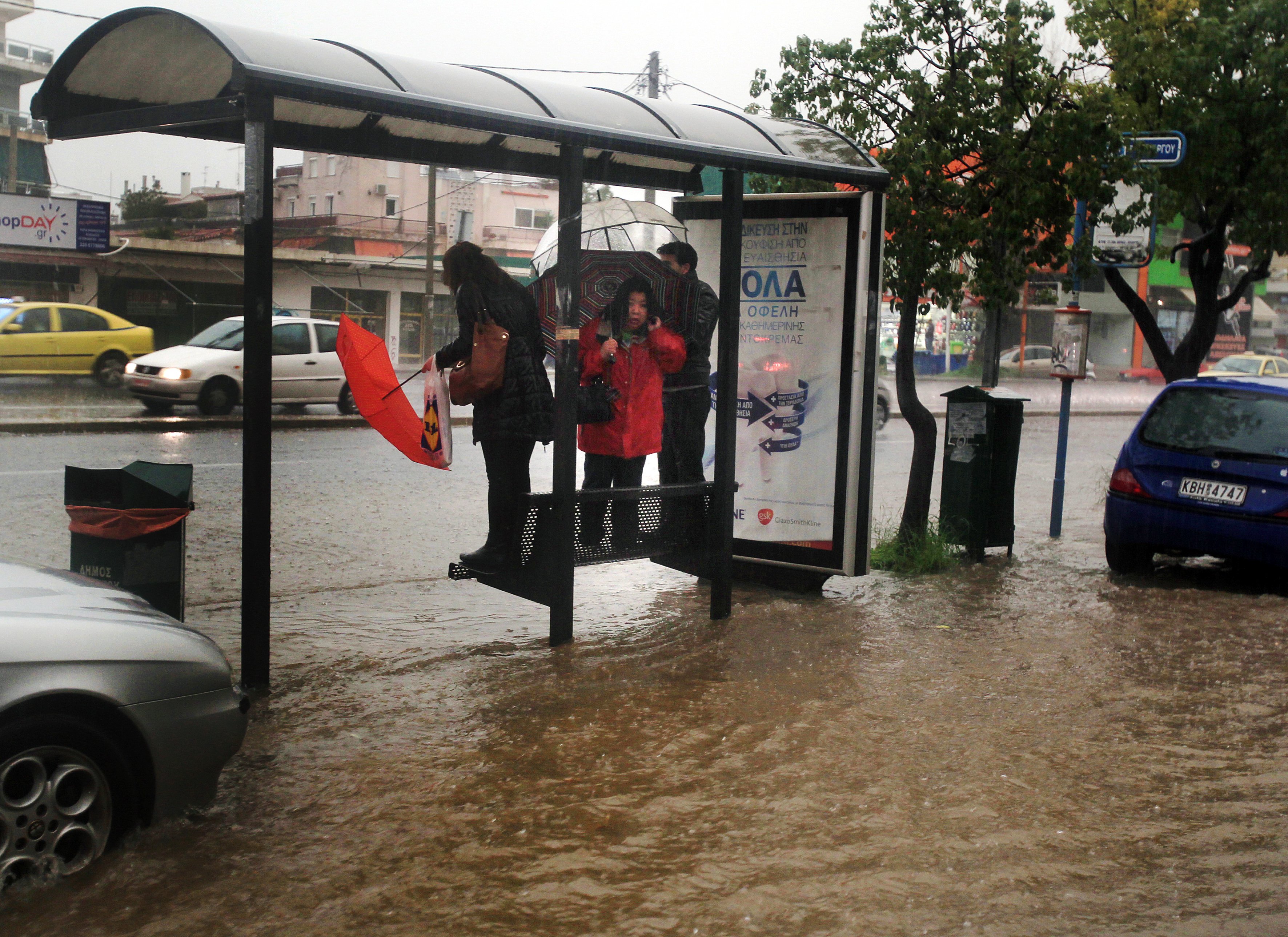 Κατακλυσμός στην Αθήνα από την ισχυρή νεροποντή- Σοβαρά προβλήματα στη Δυτική Ελλάδα