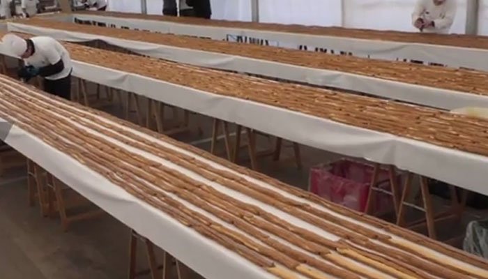Βέλγοι ζαχαροπλάστες έφτιαξαν εκλέρ 676 μέτρων και έκαναν παγκόσμιο ρεκόρ (video)