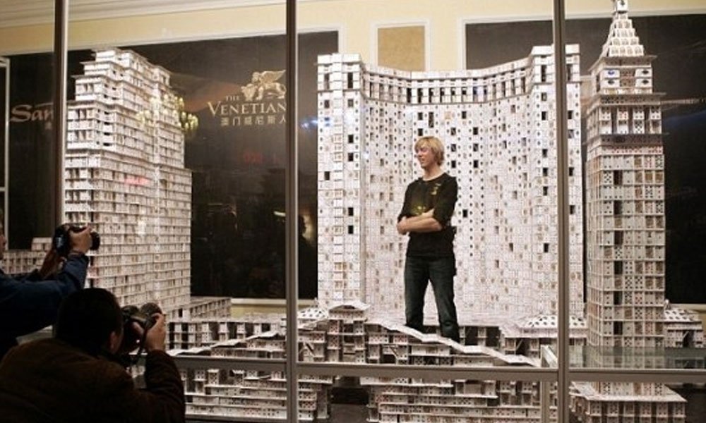 Εκπληκτικό: Αμερικανός αρχιτέκτονας κατασκεύασε αντίγραφο ξενοδοχείου χρησιμοποιώντας 218.792 τραπουλόχαρτα (εικόνες&video)
