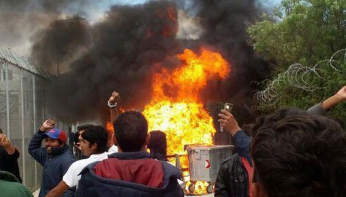 Εξέγερση μεταναστών στη Μόρια - Έβαλαν φωτιά στο hot spot