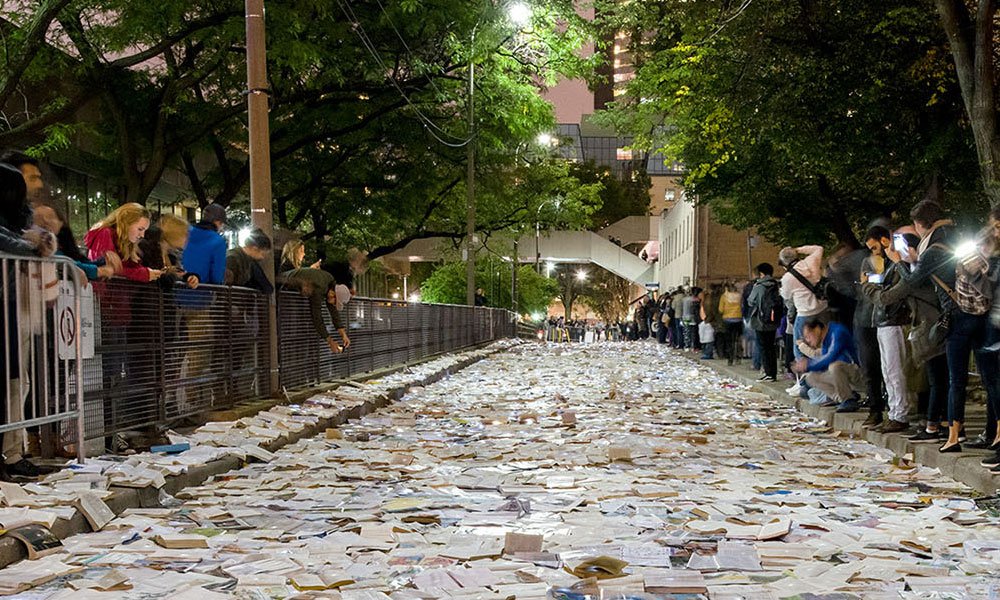«Literature vs. traffic»: Ομάδα καλλιτεχνών μεταμόρφωσε δρόμο του Τορόντο σε "ποτάμι" από βιβλία (εικόνες)