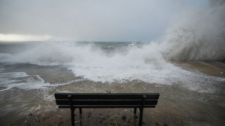 Έντονα καιρικά φαινόμενα στο Ρέθυμνο - Οι ισχυροί άνεμοι παρέσυραν κιγκλιδώματα στο λιμάνι