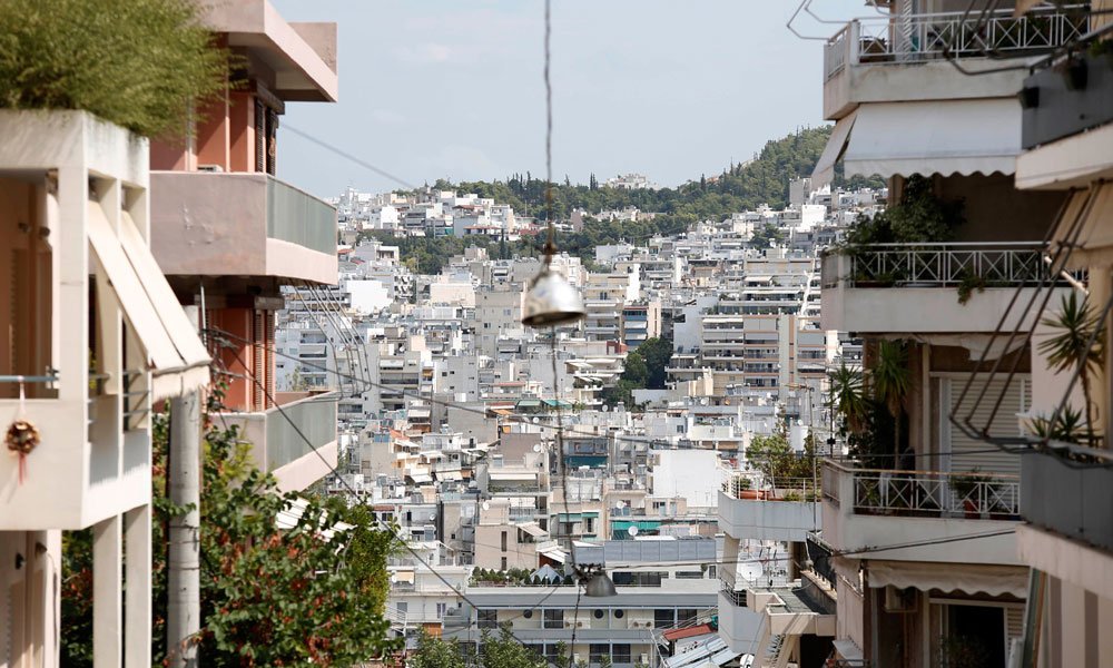 Guardian: Οι Έλληνες καίνε ό,τι βρούνε για να ζεσταθούν