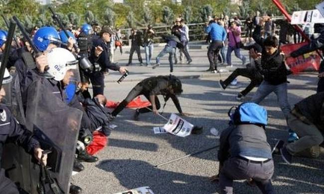 Σοβαρά επεισόδια μεταξύ αστυνομίας και διαδηλωτών στην Άγκυρα (pics)