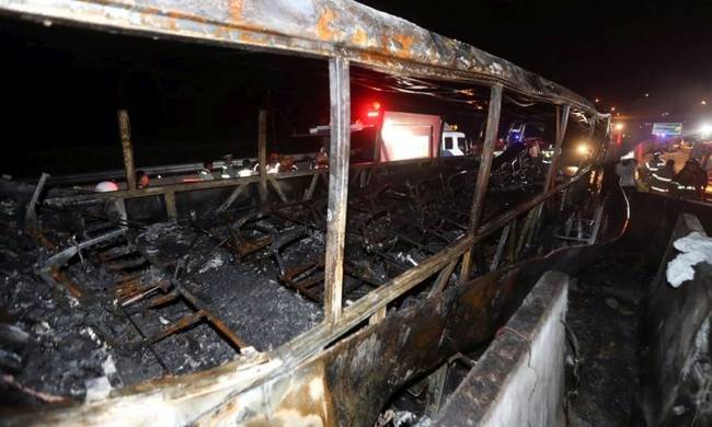 Τραγωδία στην άσφαλτο: Ηλικιωμένοι κάηκαν ζωντανοί σε φλεγόμενο λεωφορείο (video)