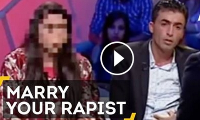 Σοκ: Παρουσιαστής απαιτεί από κοπέλα να παντρευτεί τον βιαστή που την άφησε έγκυο (video)