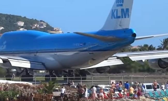 Video: Αεροπλάνο ανάβει τις μηχανές και εκτοξεύει με δύναμη δεκάδες άτομα στη θάλασσα