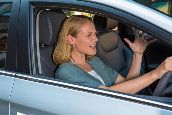 Οι γυναίκες οδηγούν πιο νευρικά από τους άνδρες!