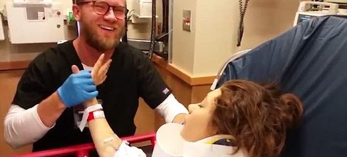 VIRAL video: Νεαρή υπό την επήρεια αναισθητικού κάνει πρόταση γάμου στο νοσοκόμο της
