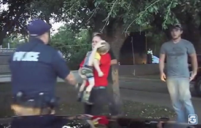 ΗΠΑ: Οι γρήγορες αντιδράσεις αστυνομικού σώζουν τη ζωή 3χρονου αγοριού (βίντεο)