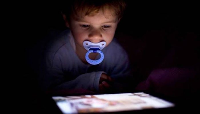 Οδηγίες από την Αμερικανική Ακαδημία Παιδιατρικής: Όχι οθόνες σε παιδιά κάτω των 18 μηνών