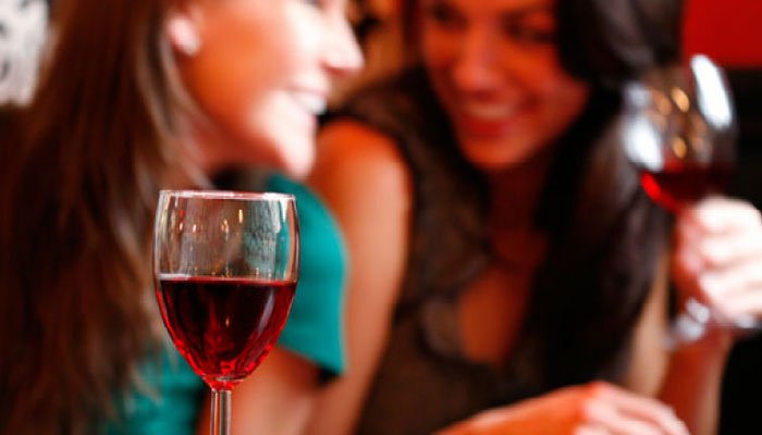 Έρευνα: Όλο και περισσότερες οι γυναίκες που αυξάνουν την κατανάλωση αλκοόλ